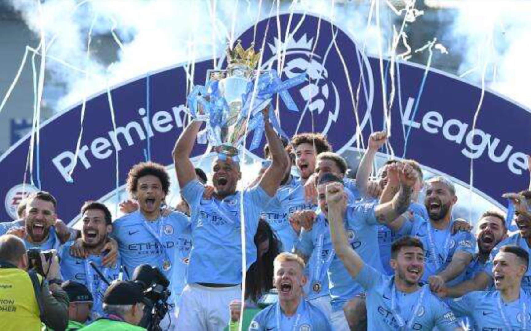 他们面带笑 他们面带笑